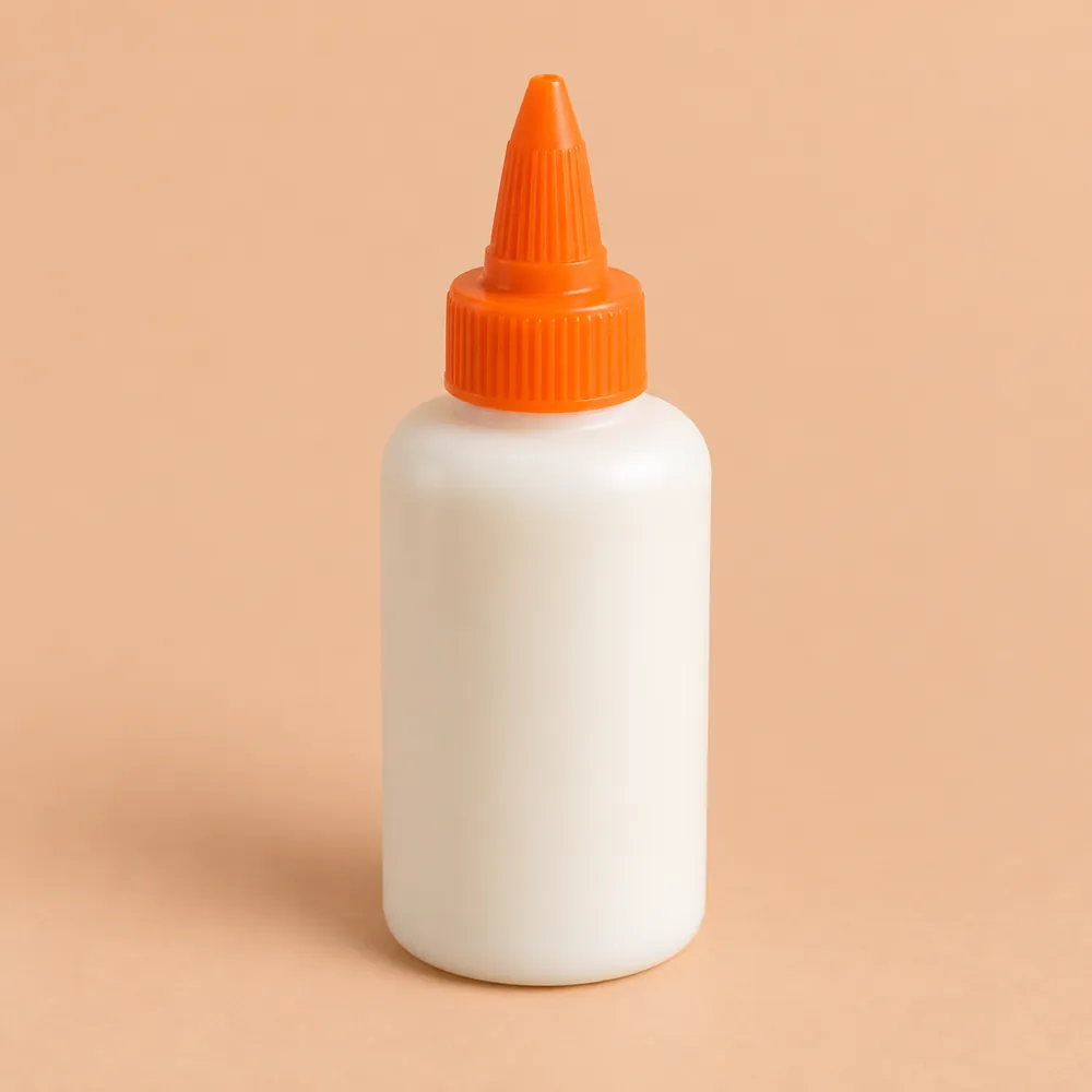 Botella exprimible pequeña color crema, sin etiqueta, con boquilla fina naranja, sobre fondo durazno